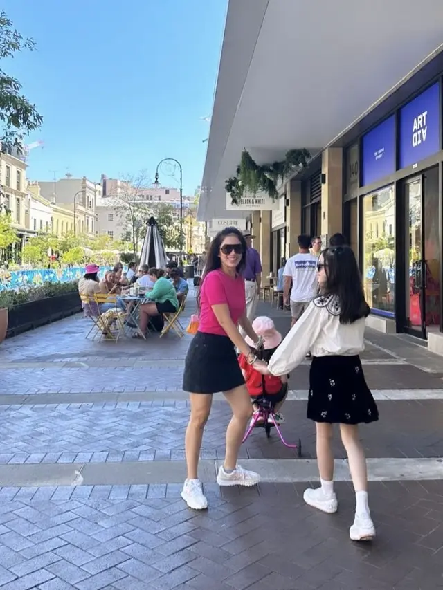 Tampilan Ussy Sulistiawaty Tampil Bak ABG di Australia, dok.  (@ussypratama)