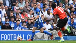 James Milner (kiri) memutuskan untuk berlabuh menuju Brighton musim 2023/2024 setelah delapan musim yang luar biasa bersama Liverpool. Sebagai pemain profesional, James Milner kini memasuki usia yang tidak muda lagi, yakni 37 tahun 7 bulan. Namun usia bukanlah halangan bagi Milner. Ia masih dipercaya De Zerbi untuk mengisi kekosongan barisan pertahanan setelah ditinggal Alexis Mac Allister. (AFP/Justin Tallis)