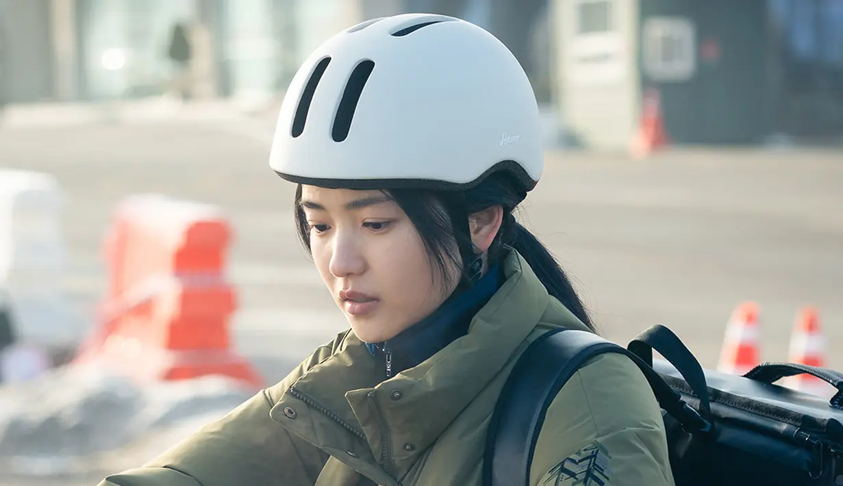 Goo San Young adalah seorang pekerja paruh waktu di siang hari dan mahasiswa di malam hari. Dia menjalani hidup dengan tekad kuat meskipun menghadapi kenyataan pahit. (Foto: SBS via Soompi)