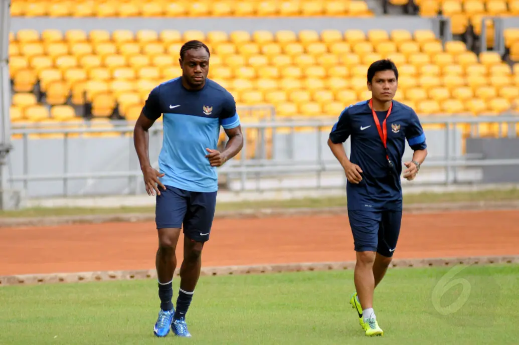 Victor Igbonefo (kiri) siap membela Persib musim depan. (Liputan6.com/Helmi Fithriansyah)