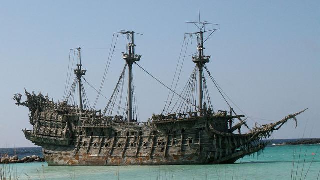 Properti The Flying Dutchman untuk film "Pirates of the Caribbean: Dead Man's Chest dan At World's End" (wikimedia commons)