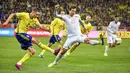 Pemain Swedia, Mikael Lustig mengumpan bola dari kawalan pemain Spanyol, Mikel Oyarzabal pada pertandingan Grup F Piala Eropa 2020 di Friends Arena di Stockholm (15/10/2019). Spanyol bermain imbang 1-1 dan memastikan diri lolos ke putaran final Piala Eropa 2020. (Anders Wiklund/TT via AP)