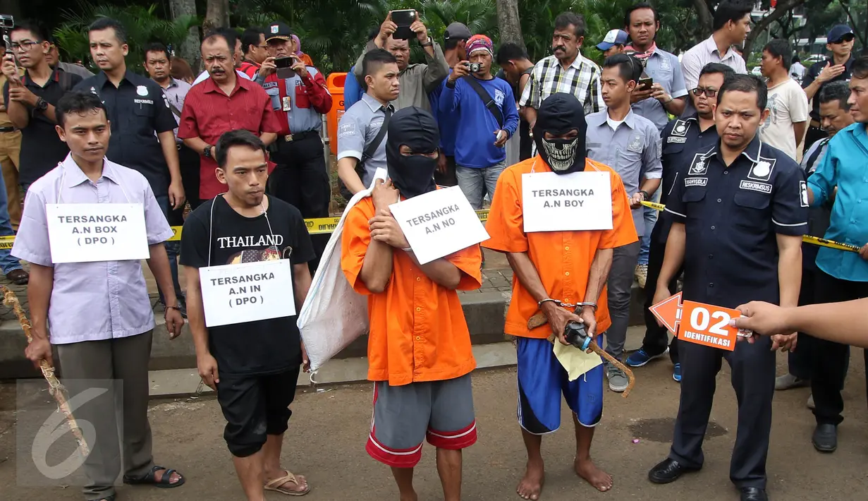 Empat tersangka menjalani rekonstruksi pencurian kabel di gorong-gorong di Jalan Medan Merdeka Selatan, Jakarta, Selasa (15/3). Pelaku menggunakan modus sebagai pemulung untuk mengangkut kabel hasil operasi. (Liputan6.com/Immanuel Antonius)