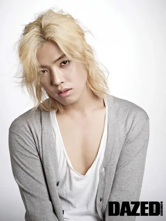 Setelah mendapatkan perawatan di rumah sakit, rencananya Kangnam tetap pergi ke acara di Chungju. Akan tetapi Tae Jin Ah yang seharusnya tampil bersama Kangnam lebih memilih untuk tampil sendiri. (Foto: koreaboo.com)