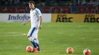 Gelandang Persib, Robertino Pugliara, melakukan pemanasan jelang laga Torabika Soccer Championship 2016 melawan Sriwijaya FC di Stadion Si Jalak Harupat, Bandung, Sabtu (30/4/2016). (Bola.com/Vitalis Yogi Trisna)