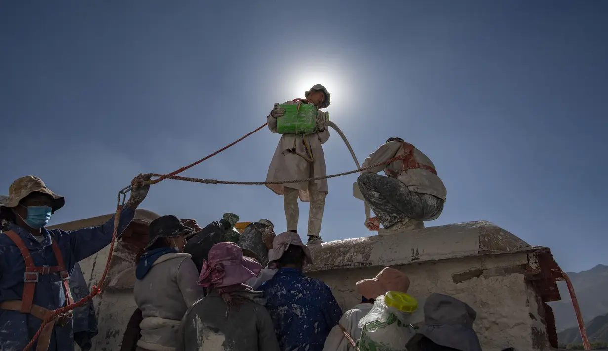 Para pekerja mengecat tembok Istana Potala dalam rangka renovasi tahunan kompleks arsitektur kuno tersebut di Lhasa, ibu kota Daerah Otonom Tibet, China barat daya, pada 28 Oktober 2020. (Xinhua/Sun Fei)