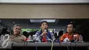 Menteri Kelautan dan Perikanan Susi Pudjiastuti (tengah) saat memberikan keterangan pers dikediamannya di Jakarta, Jumat (15/4/2016). Susi Pudjiastuti memberikan keterangan terkait permasalah reklamasi teluk Jakarta. (Liputan6.com/Faizal Fanani)