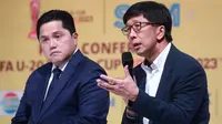 Ketua PSSI, Erick Thohir (kiri) bersama Direktur Utama SCM Sutanto Hartono dalam konferensi pers SCM sebagai Official Broadcaster Piala Dunia U-20 2023 di Jakarta, Selasa (28/2/2023). (Bola.com/Muhammad Iqbal Ichsan)