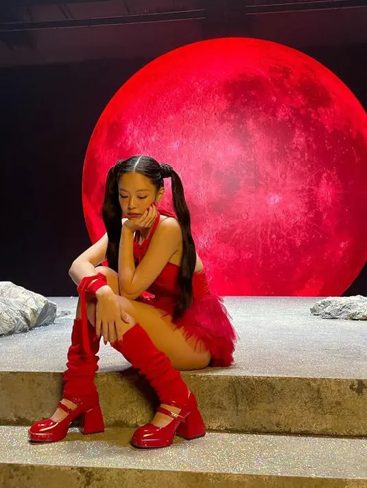 Atasan tersebut dipadukan dengan rok mini tutu, serta leg wermers yang serasi dengan pump heels dari Nodaleto seharga Rp13 jutaan. Ditambah aksesori tali merah yang dililitkan di salah satu lengannya. [@jennierubyjane]