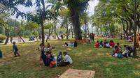 Warga mengisi libur lebaran di Monas.