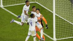 Thibaut Courtois tampil luar biasa di bawah mistar gawang Real Madrid. Kiper asal Belgia itu berkali-kali sukses mementahkan tembakan yang dilepas para penyerang PSG. (AP/Francois Mori)