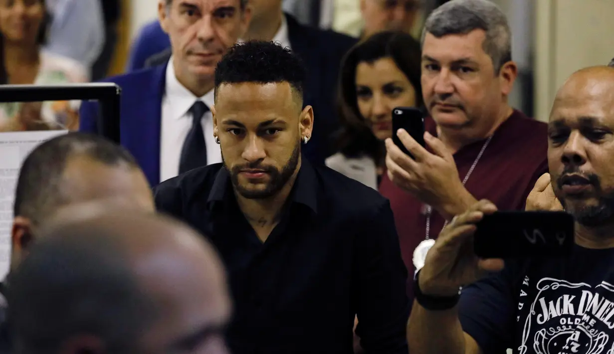 Bintang timnas Brasil, Neymar meninggalkan kantor polisi di Rio de Janeiro, Kamis (6/6/2019). Kedatangan Neymar untuk memberikan keterangan terkait menyebarkan foto dan percakapan pribadi dengan perempuan yang menudingnya melakukan pemerkosaan ke media sosial. (AP/Leo Correa)