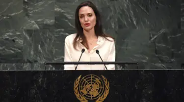 Aktris yang juga Utusan Khusus UNHCR Angelina Jolie berpidato pada  pertemuan tingkat Menteri Pemeliharaan Perdamaian PBB di Gedung PBB, New York, (29/3). Angelina Jolie mengatakan bahwa hubungan kekuasaan yang tidak sama membuat perempuan di dunia dalam posisi subordinat. (Timoti A. Clary / AFP)