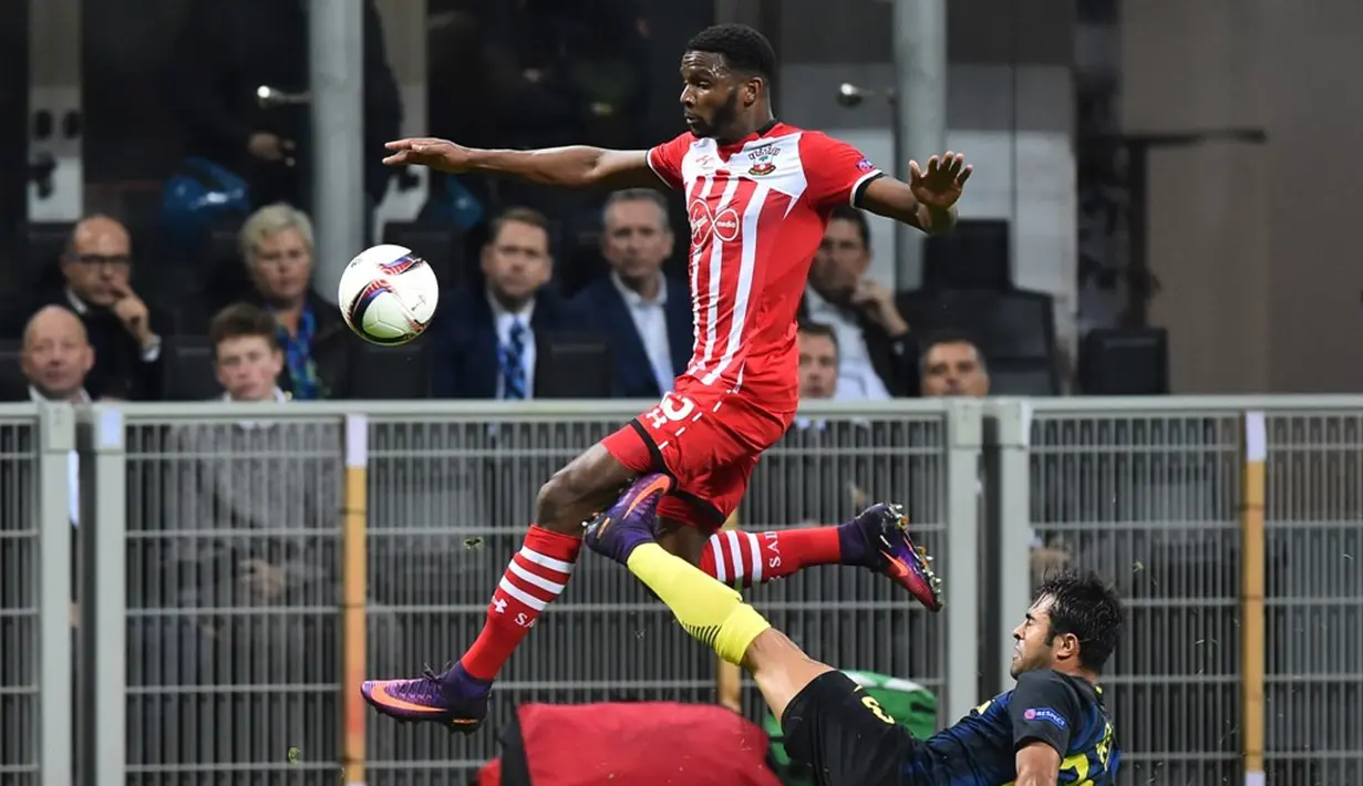 Striker Inter Milan, Eder, berusaha menghentikan laju pemain Southampton, Cuco Martina, dalam laga Grup K Liga Europa di Stadion Giuseppe Meazza, Milan, Jumat (21/10/2016) dini hari WIB. (AFP/Giuseppe Cacace)