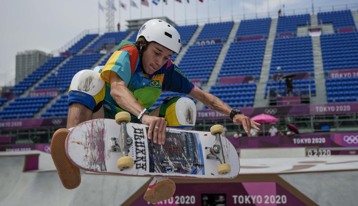 Atlet skateboard asal Brasil, Luiz Francisco saat melakukan latihan pada Olimpiade Tokyo 2020, Senin (2/8/2021). (Foto: AP/Ben Curtis)
