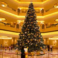 Pohon Natal di Emirates Palace, Abu Dhabi, Uni Emirat Arab. (blog.malloom.com)