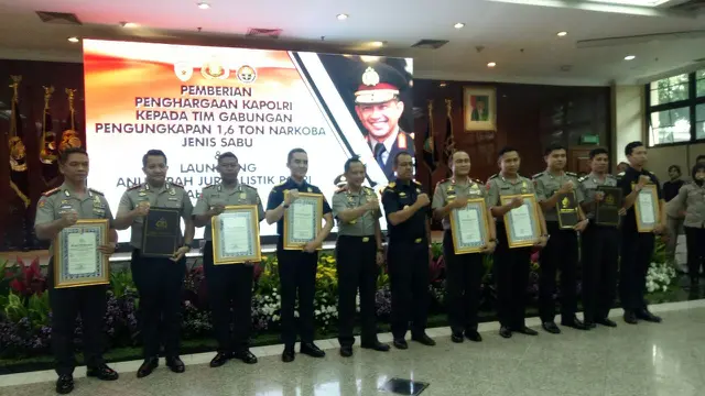 Kapolri beri Anugerah p[ada tim gabungan yang gagalkan penyelundupan 1,6 ton Sabu di Riau