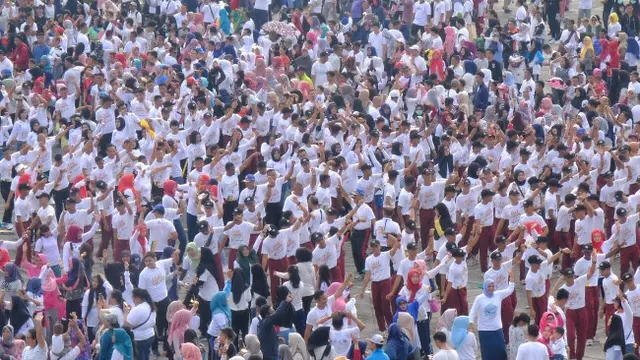 Peserta Millenial Road Safety Festival bergoyang usai gerak jalan santai di halaman Kantor Gubernur Riau