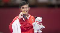 Karateka Indonesia, Rifki Ardiansyah Arrosyiid, berhasil medapat medali emas di nomor kumite -60 kilogram. (Bola.com/Peksi Cahyo)