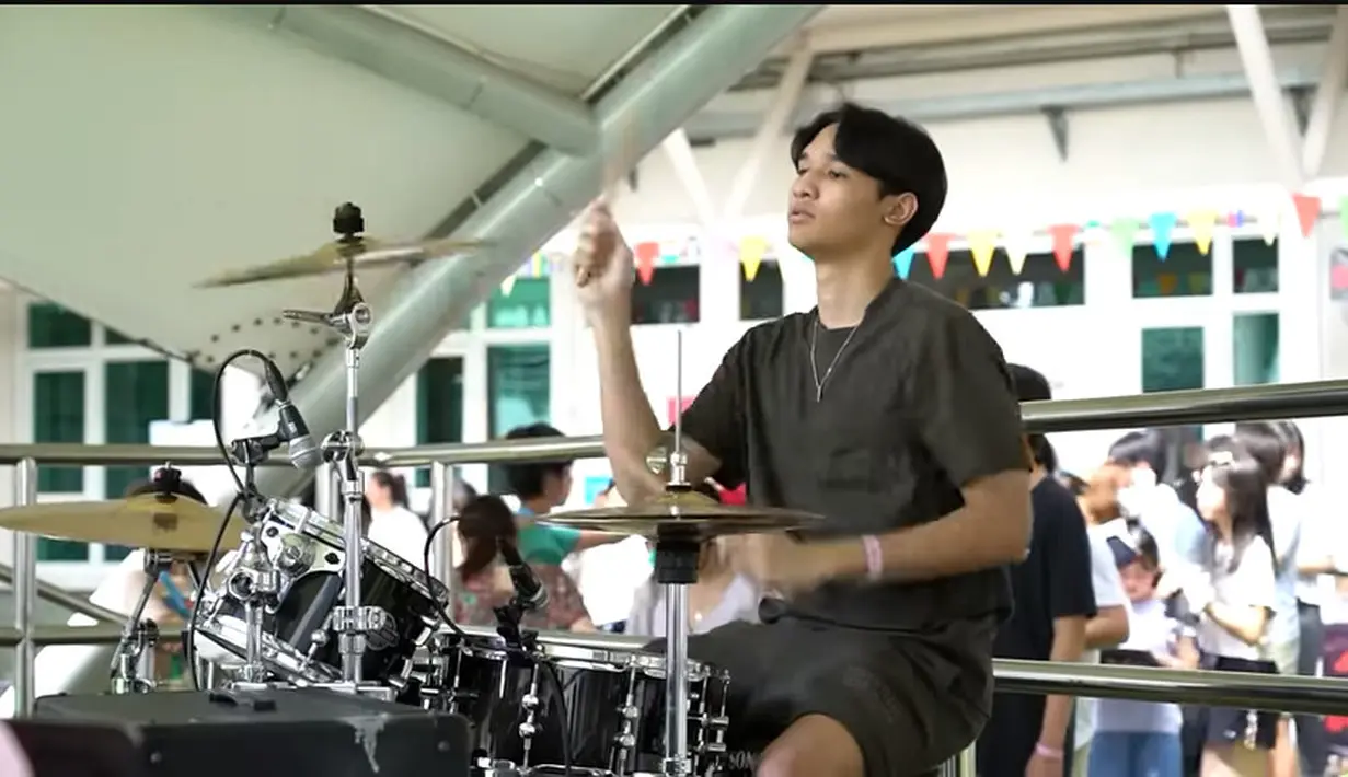 Kalau Kenzy memegang gitar, sedangkan Dio, anak pertama Andre menjadi penabuh drumm. [Youtube/Kenzy Taulany]