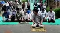 Ibadah Jemaah Ahmadiyah Dibubarkan hingga Tabrakan Bus Pariwisata