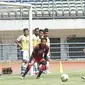 Ezechiel N'Douassel bersiap menendang bola ke gawang I Made Wirawan dalam sesi latihan di Stadion Gelora Bandung Lautan Api, Kamis (1/8/2019). (Liputan6.com/Huyogo Simbolon)