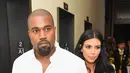 Menurut kabar yang beredar memicunya pertengkaran Kris Jenner dan Kanye West yaitu penandatanganan kontrak Kylie Jenner pada suatu brand ambassador. Kanye West pun merasa tidak terima karena Kylie mengambil alih pekerjaannya. (AFP/Bintang.com)