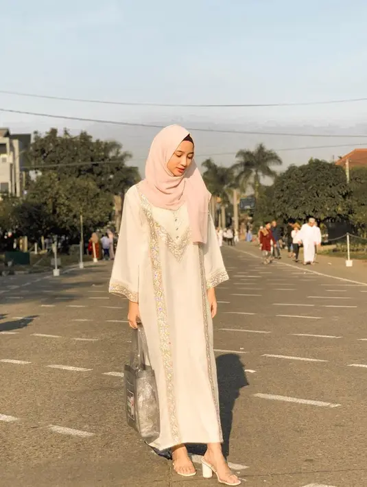 Saat momen Lebaran, Ansellma Putri memakai busana musli lengkap dengan hijab. Gaya kalemnya saat Lebaran ini berhasil mencuri perhatian netizen. Netizen tak sungkan puji cantik perempuan yang berasal dari Bandung ini. (Liputan6.com/IG/@ansellmaputri)