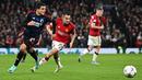 Pemain Manchester United, Sergio Reguilon (tengah) mengejar bola dibayangi pemain FC Copenhagen, Lukas Lerager pada laga Grup A Liga Champions 2023/2024 di Old Trafford, Manchester, Inggris, 24 Oktober 2023. (AFP/Paul Ellis)