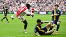 Pemain Twente, Mees Hilgers (tengah kanan) menghalau bola tendangan pemain Ajax Amsterdam, Brian Brobbey pada laga lanjutan Liga Belanda 2023/2024 di Johan Cruijff ArenA, Amsterdam, Belanda 14 April 2024. (AFP/ANP/Olaf Kraak)