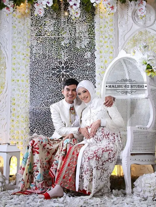 Adhitya Putri terlihat begitu cantik dan elegan mengenakan busana warna putih yang dipadu dengan warna merah. (Foto: instagram.com/malibu62studio)