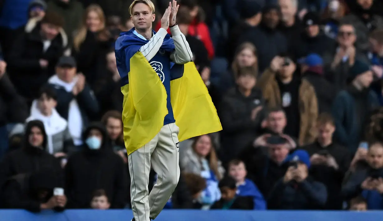 Mykhailo Mudryk menyapa pendukung Chelsea pada paruh waktu pertandingan Liga Inggris Chelsea dan Crystal Palace di Stamford Bridge di London, Minggu 15 Januari 2023. Chelsea berhasil  memenangi persaingan melawan Arsenal untuk mendapatkan Mudryk. (Photo by Ben Stansall / AFP)