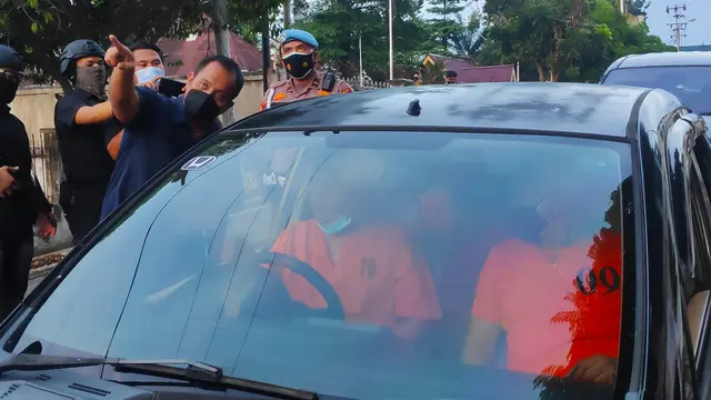 Kompol YC (kanan), oknum polisi mengkonsumsi sabu dalam mobil yang videonya viral jalani rekonstruksi.