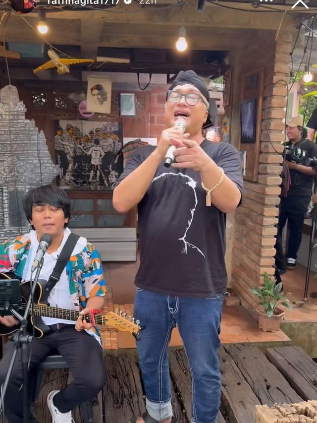 Raffi Ahmad di rumah goa Dik Doank. (credit: instagram.com/raffinagita1717)