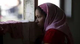 Seorang wanita etnis Rohingya terlihat sedih di tempat penampungan, Kuala Langsa, Aceh (25/5/2015). Berdasarkan data pemerintah, pengungsi Rohingya dan Bangladesh yang berada di Aceh jumlahnya 1.759 orang. (Reuters/Nyimas Laula)