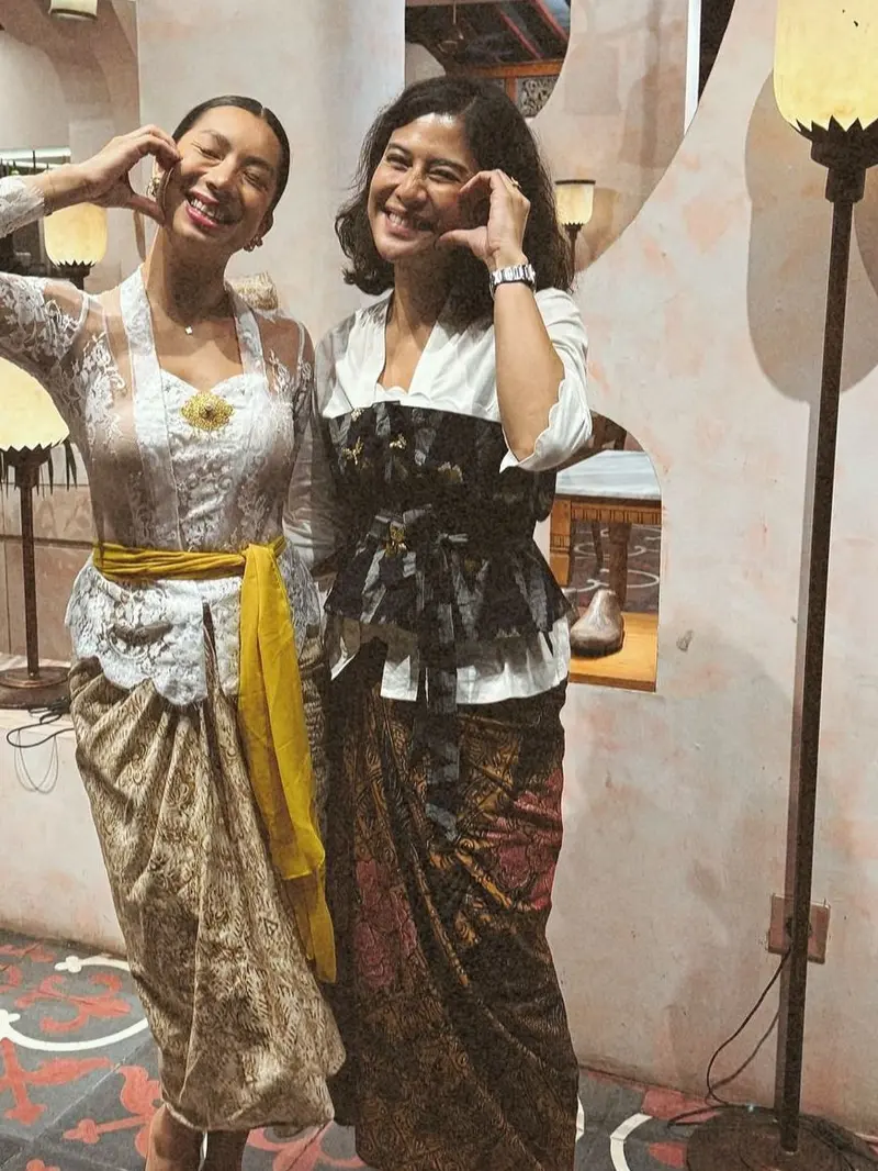 Jennifer Bachdim dan Dian Sastro memakai kebaya. (Instagram/@jenniferbachdim)