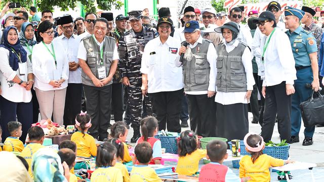 Wakil Presiden Republik Indonesia Ma’ruf Amin memimpin penanaman pohon di Kecamatan Tanara, Kabupaten Serang, Provinsi Banten, Minggu 14 Januari 2024