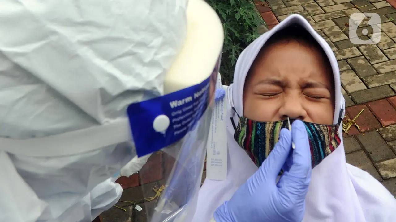 FOTO: Ekspresi Anak-Anak saat Jalani Swab Test COVID-19