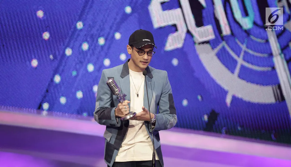 Afgan mewakili Isyana, dan Rendy Pandugo saat menerima penghargaan kategori Kolaborasi Paling Top dalam acara SCTV Music Awards 2018 di Studio 6 Emtek, Jakarta, Jumat (27/4). (Liputan6.com/Faizal Fanani)