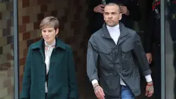 Pemain Brasil, Dani Alves (kanan) bersama pengacaranya, Ines Guardiola berjalan meninggalkan penjara Brians 2 di San Esteban Sasroviras, Barcelona, Spanyol, 25 Maret 2024. Alves bebas dari penjara setelah membayar uang jaminan 1 juta euro ke Pengadilan Barcelona. (AFP/Lluis Gene)