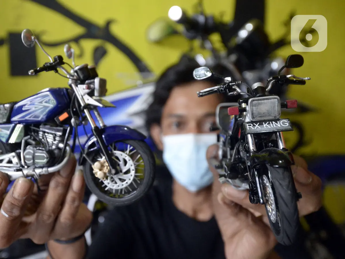 FOTO: Melihat Pembuatan Miniatur Motor RX King di Tangerang