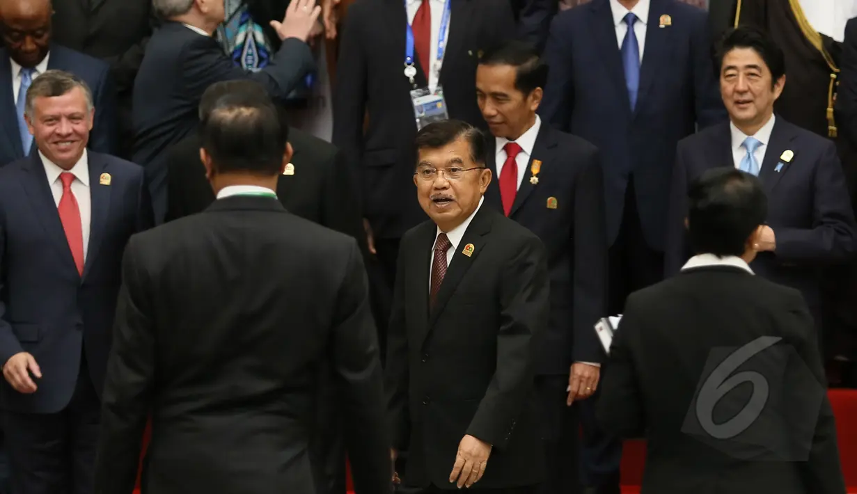 Wapres RI Jusuf Kalla  terlihat hadir usai berfoto bersama saat KTT Asia Afrika di JCC, Jakarta , (22/4/2015). Presiden RI Jokowi mengajak negara Asia-Afrika mewujudkan cita-cita Konferensi Asia-Afrika sejak 60 tahun silam. (Liputan6.com/Herman Zakharia)