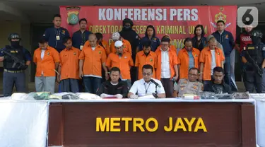 Wadir Reskrimum Polda Metro Jaya AKBP Dedy Murti Haryadi menyampaikan keterangan pers saat rilis kasus penganiayaan terhadap pegiat media sosial Ninoy Karundeng di Jakarta, Selasa (22/10/2019). Polisi menetapkan 15 tersangka dalam kasus penganiayaan terhadap Ninoy Karundeng. (merdeka.com/Imam Buhori