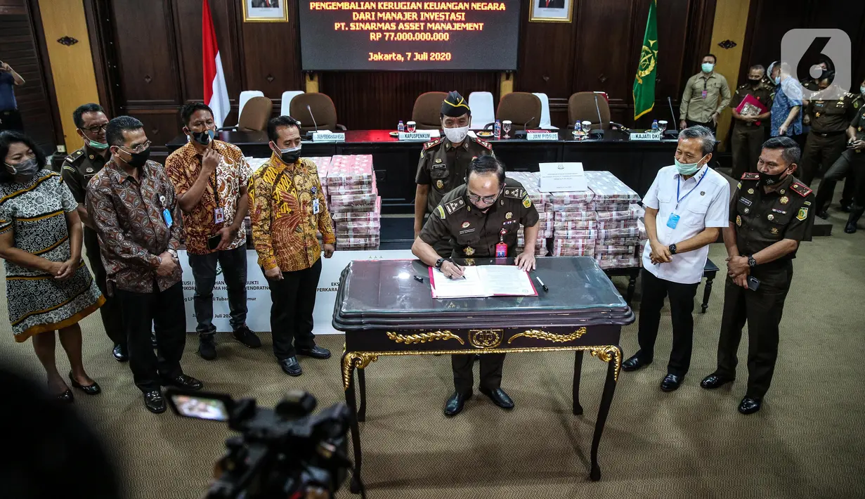 Jaksa Agung Muda Tindak Pidana Khusus Ali Mukartono (kedua kanan) menyaksikan penandatanganan saat rilis eksekusi barang bukti Honggo Wendratno di Kejaksaan Agung RI, Jakarta, Selasa (7/7/2020). Kejagung menyita barang bukti uang Honggo Wendratno sebesar Rp 97 miliar. (Liputan6.com/Faizal Fanani)