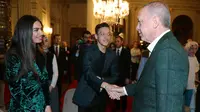 Aksi Terpuji Mesut Ozil, Siapkan Makanan Buka Bagi Ribuan Warga Turki dan Suriah