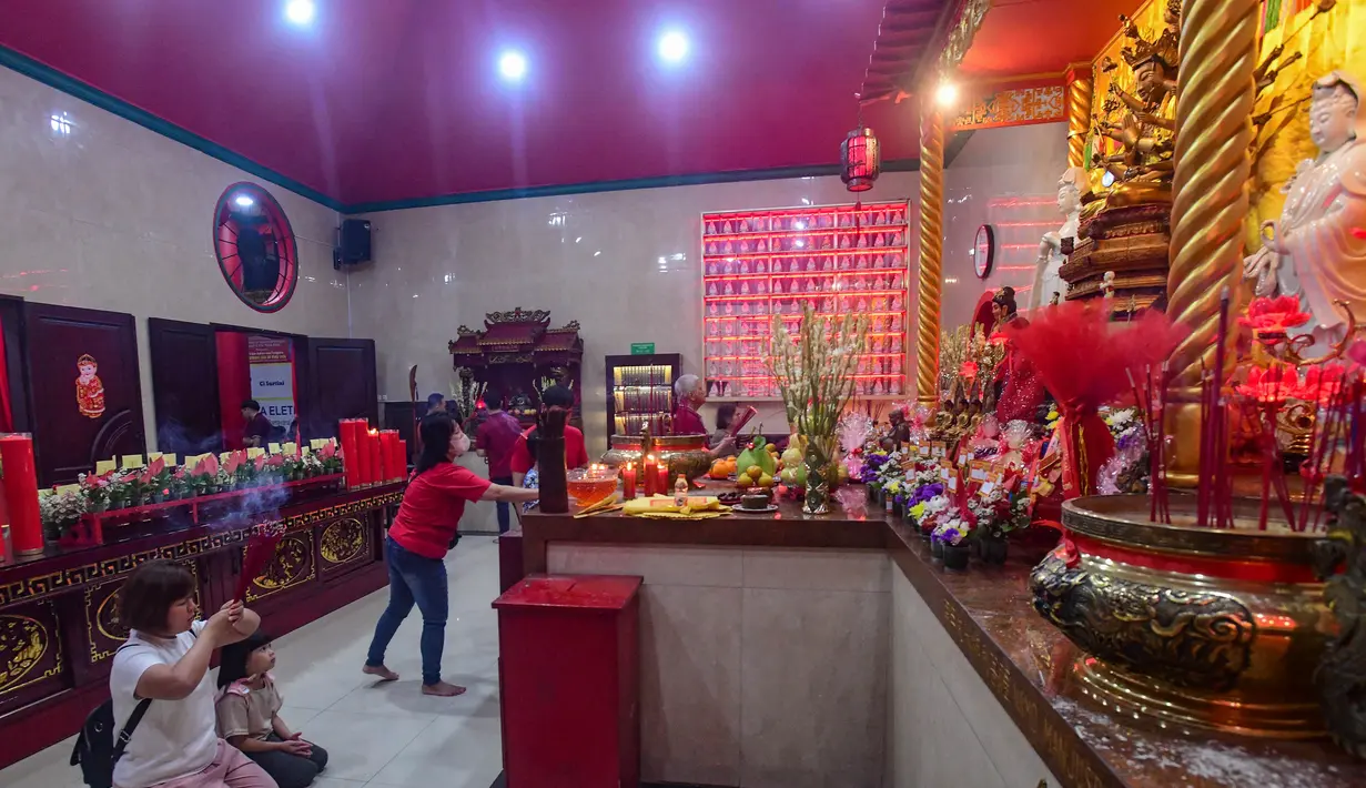 Sebagai informasi, kombinasi Kuda dan Api terakhir muncul pada 1966. Tampak dalam foto, umat Khonghucu melakukan sembahyang pada malam Tahun Baru Imlek di Wihara Kwan In Thang, Pondok Cabe, Tangerang Selatan, Senin (16/2/2026). (merdeka.com/Arie Basuki)