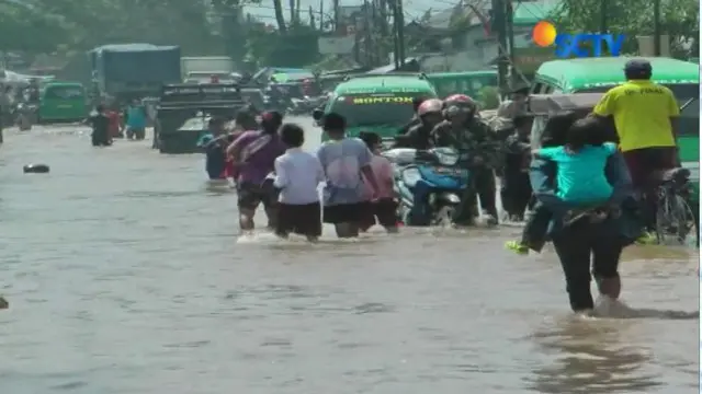 Banjir 1 meter bahkan melumpuhkan akses jalan utama menuju Bandung, pagi tadi.