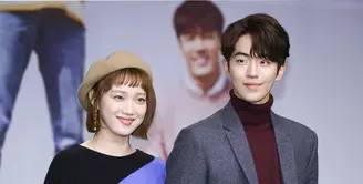 Lee Sung Kyung dan Nam Joo Hyuk hadiri konferensi pers serial drama terbarunya yang berjudul “Weightlifting Fairy Kim Bok Joo”. Sung Kyung dan Joo Hyuk diminta pendapat soal drama lain yang dibintangi Lee Minho dan Jun Ji Hyun. (doc.Soompi)