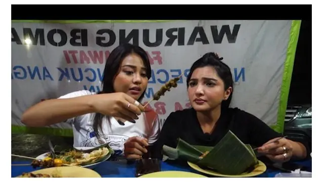 Potret 8 Artis saat Makan di Pinggir Jalan, Tetap Santai
