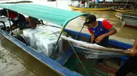 Kotak surat suara yang didistribusikan ke Pulau Kemaro Palembang menggunakan kapal ketek di Sungai Musi (Liputan6.com / Nefri Inge)